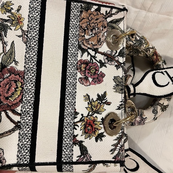 Dior Lady D-lite bag. Excellent condition. Comes with box - Picture 9 of 9